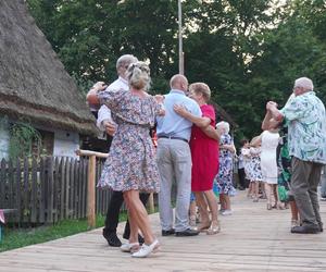 „Tańcowali” na parkiecie w Muzeum Wsi Lubelskiej aż miło było patrzeć! FOTORELACJA z sobotniej potańcówki