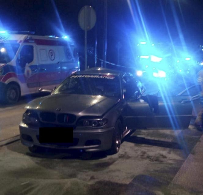 Śmiertelny wypadek w Pabianicach! Słup złamał się na pół po uderzeniu BMW [ZDJĘCIA].