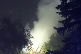 Pożar drewnianego domu pod Brzeskiem. Z ogniem walczyło blisko 30 strażaków