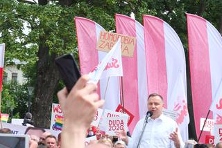 Prezydent Andrzej Duda spotkał się z lublinianami, czekali na niego także tęczowi aktywiści