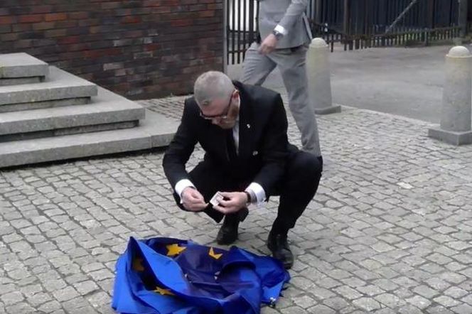 Grzegorz Braun w Katowicach podpalił flagę Unii Europejskiej