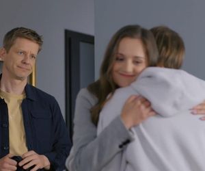 	Na Wspólnej odc. 4055. Aneta Siwek (Dorota Krempa), Staszek (Miłosz Kwiecień), Robert Tadeusiak (Dariusz Wnuk)