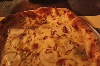 Pizza z gruszką, serem gorgonzola i miodem