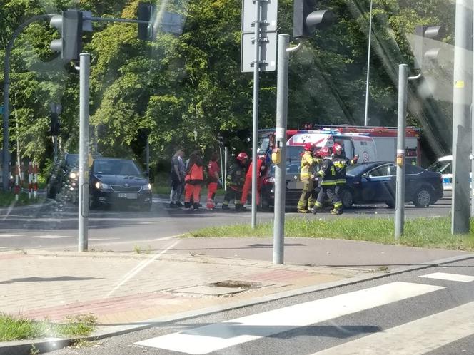 Białystok. Wypadek na skrzyżowaniu ul. 11 Listopada/ul. Zwierzyniecka. Trzy osoby ranne