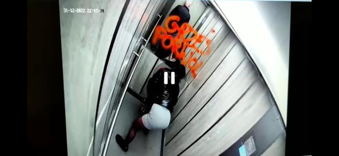 Kobieta weszła do windy i zostawiła po sobie śmierdzącą niespodziankę...
