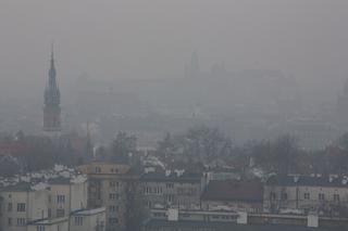 Kraków nadal tonie w smogu. Normy przekroczone sześciokrotnie. Co robić, aby się przed nim chronić?