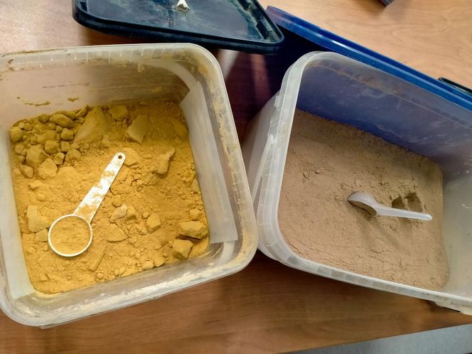 Szarlatan z Pruszkowa żerował na chorych i zdesperowanych. "Leczył" na wszystko, a leki robił w słoiku!