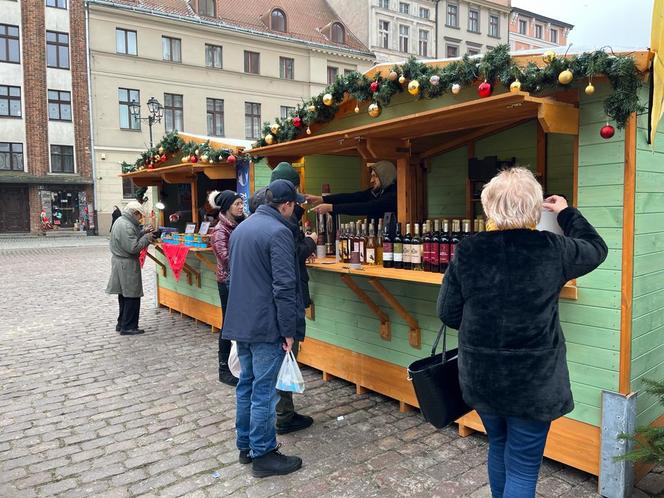 Toruński Jarmark Bożonarodzeniowy i kolorowa parada z udziałem św. Mikołaja. Tak wyglądają atrakcje