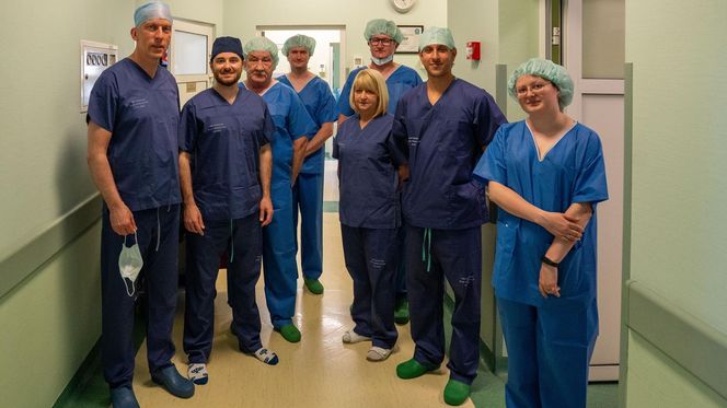 Sztuczna inteligencja przeprowadza operacje.