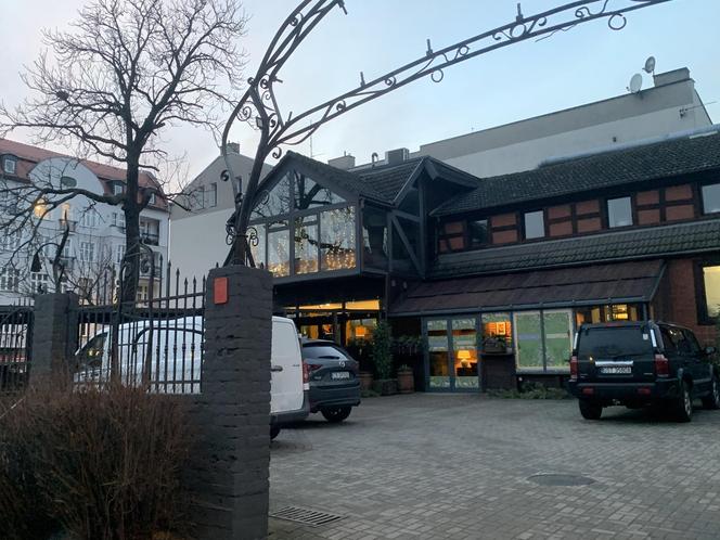 Restauracja Dzikowisko znajduje się przy ul. Aleksandra Fredry 1a w Bydgoszczy