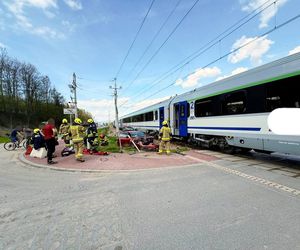 Pociąg zderzył się z osobówką! Są poszkodowani! Duże korki na zakopiance
