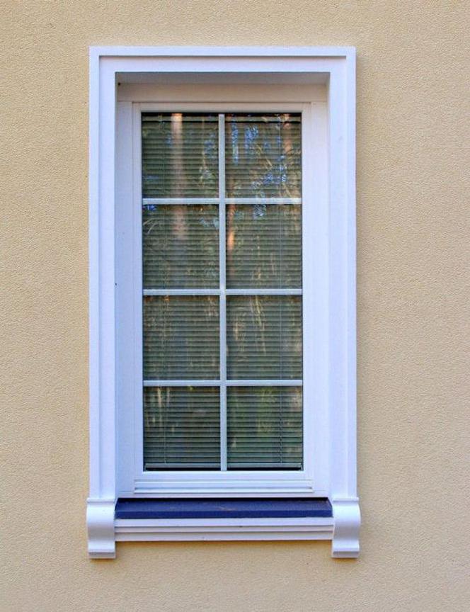 Obramienia okien na elewacji: podokiennik z fartuszkiem