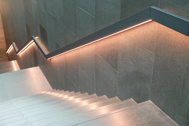 Podświetlenie schodów za pomocą listew LED ukrytych w pochwytach