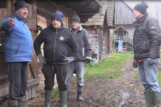 Rolnicy. Podlasie. Karmienie zwierzą dyniami i sianem. Gienek docinał Sławkowi