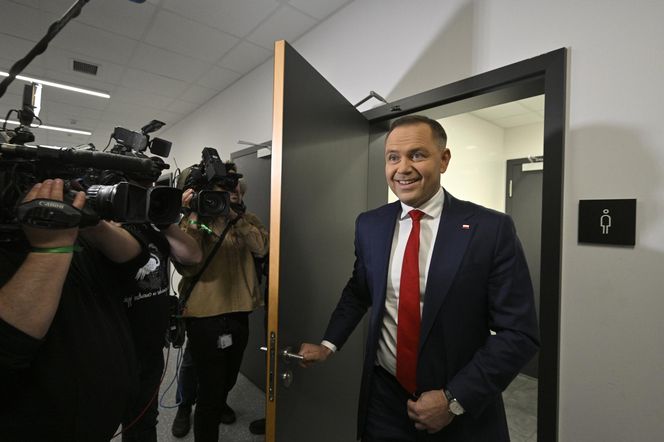 Karol Nawrocki przyjechał do TVP. Symboliczny gest i mocne wsparcie z zaplecza
