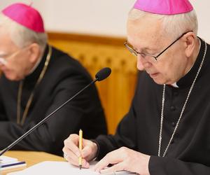 Biskupi o katechezie, synodzie i 25. rocznicy wizyty św. Jana Pawła II w Zakopanem