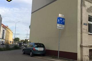 Mistrzowie parkowania we Wrocławiu. Jednego dnia strażnicy nałożyli niemal sto mandatów 