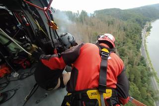 Polscy strażacy bohatersko gaszą pożar w Czeskiej Szwajcarii! Używają śmigłowca Black Hawk [NAGRANIA]