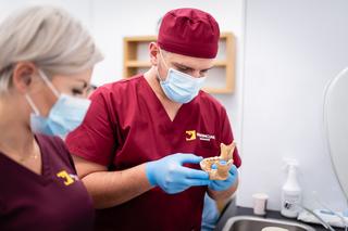 Dentyści z Katowic badają zęby wampirów z Gliwic