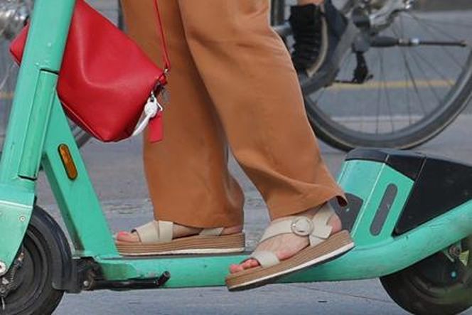 Monika Richardson pędzi na hulajnodze