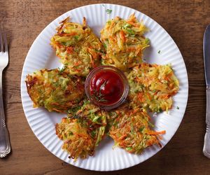 Ścieram dynię i cukinię i mieszam z tymi składnikami. W 15 minut smażę chrupiące placki 