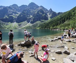 Turyści w drodze na Morskie Oko