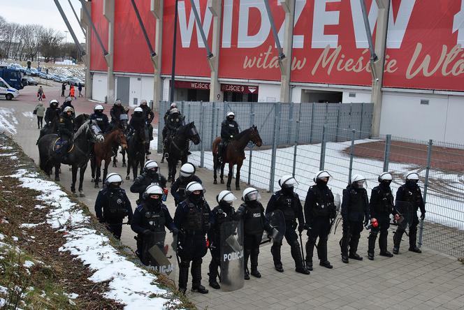 Kibole ŁKS i GKS Tychy zdemolowali sektor na stadionie Widzewa