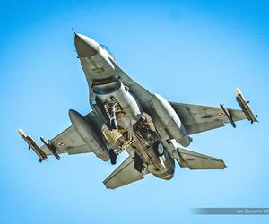 Na drodze pod Nidzicą wylądował myśliwiec F-16. To pierwsze takie ćwiczenia od 20 lat