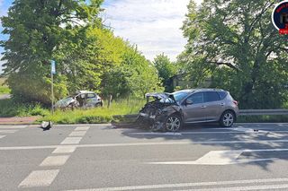 Peugeot i nissan roztrzaskane na drodze. Dramatyczny wypadek pod Sochaczewem 