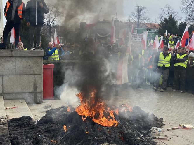 Protest rolników we Wrocławiu. Strajk wymyka się spod kontroli. Urząd Wojewódzki obrzucany jajkami