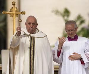 Groźny incydent z udziałem papieża! Wielki Jezus runął na ziemię