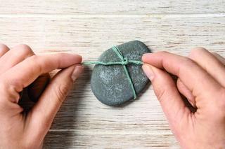 DIY – ozdobny talizam z kamyka – instrukcja wykonania (1)