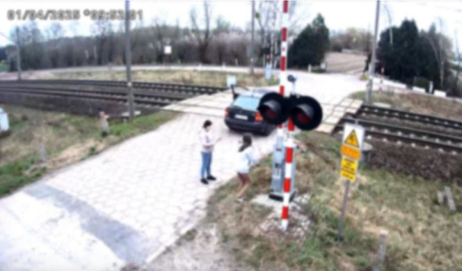 O krok od tragedii. Samochód zepsuł się im na przejeździe. LIczyły się sekundy