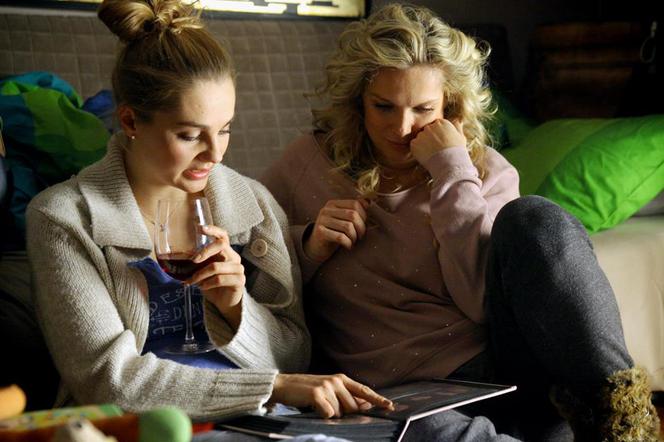 Przyjaciółki 3 sezon odcinek 27. Inga (Małgorzata Socha), Patrycja (Joanna Liszowska)
