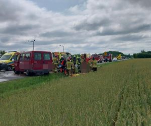 Wypadek busa i osobówki pod Łęczycą. Kilkanaście osób poszkodowanych [ZDJĘCIA]