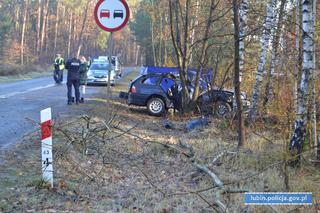 BMW rozbiło się na drzewie, nie żyje młoda kobieta