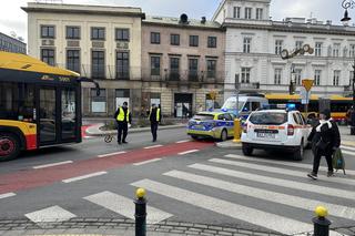 Koszmarny wypadek przy palmie. Autobus przejechał pieszą, a ulicą polała się krew
