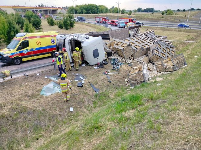Wypadek w Elizówce. Kierowca był zakleszczony w pojeździe