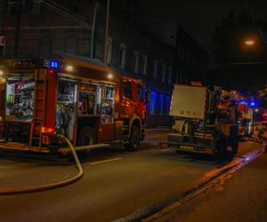 Pożar przy ul. Oswobodzenia w Katowicach. W akcji gaśniczej wzięło udział kilka zastępów straży