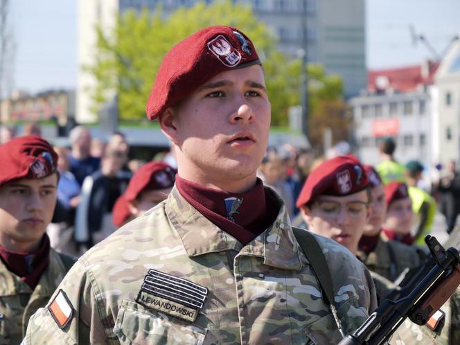 Ponad stu żołnierzy na Placu Solidarności w Olsztynie. Złożyli uroczystą przysięgę [ZDJĘCIA]