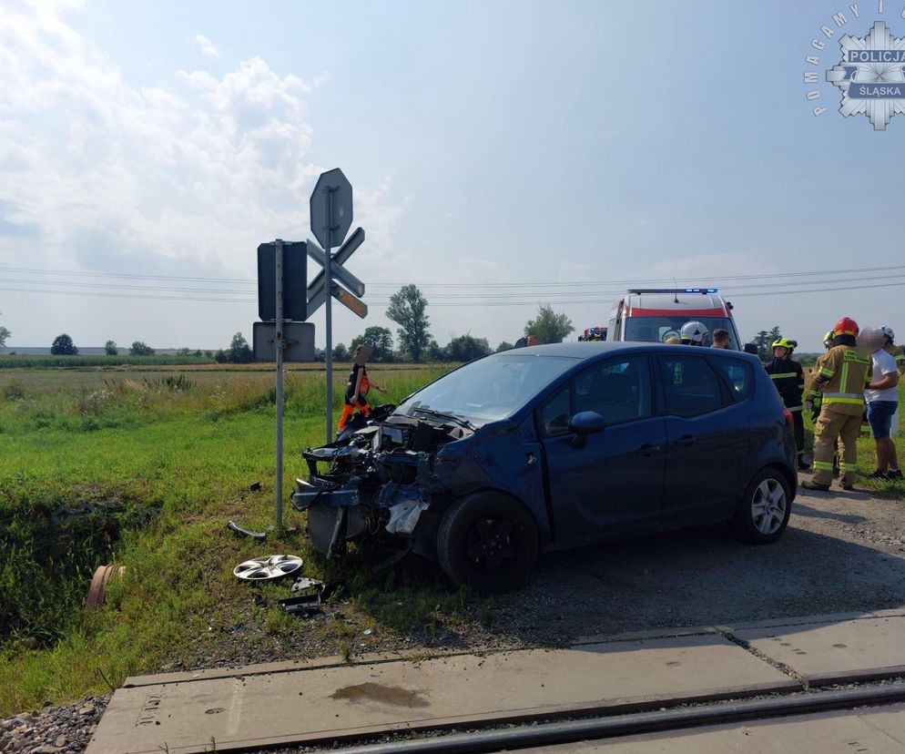 O krok od tragedii na przejeździe kolejowym w Raciborzu. Samochód zderzył się z pociągiem 
