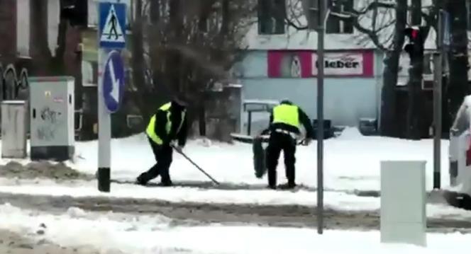 Policjanci przyłapani na GORĄCYM UCZYNKU. Oto co robili w Katowicach! [WIDEO]