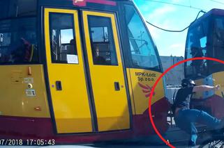 O włos od tragedii: Rowerzysta z impetem uderza w tramwaj MPK. Zobaczcie nagranie jednego z kierowców! [WIDEO]