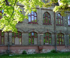 Stara żydowska szkoła w centrum Białegostoku. To ceglany zabytkowy budynek z początków XX wieku