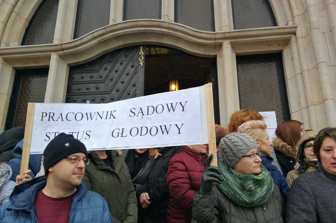 Bydgoszczanie walczą o podwyżki przed sądem. Pracownik sądowy - status głodowy!