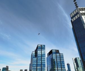 Blackhawk latał nad Warszawą. Zawisł nad najwyższym wieżowcem