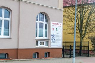 Rodzice poniosą konsekwencje zostawienia 2-latka w oknie życia? „Porzucenie to dla niego trauma”