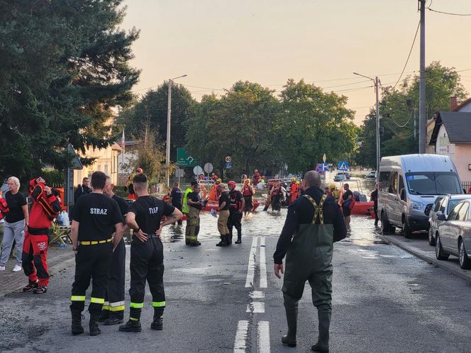 Lubelscy strażacy pomagają powodzianom na różne sposoby