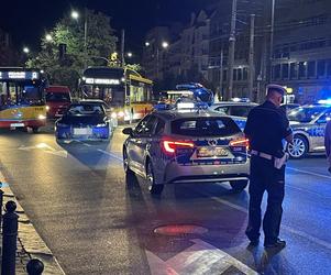 Warszawa. Kierowca BMW potrącił policjanta. Funkcjonariusz wpadł na maskę auta i huknął na asfalt