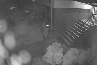 Ktoś rozpylił śmierdzącą substancję na samochód i budynek